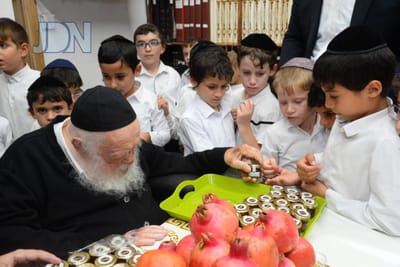 מרגש: רבן של ישראל מחלק לצעירי הצאן צנצנת דבש ורימונים לקראת ראש השנה