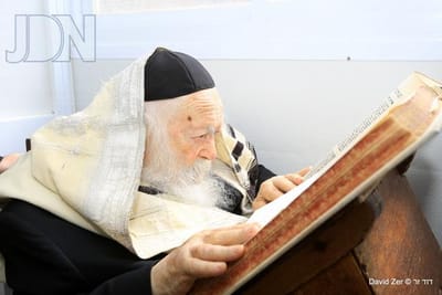 הייתי ברכב שלי וראיתי פקח שרושם דו"ח לרכב יוקרה. הפקח עמד מאחורי הרכב. לפתע ראיתי אותו נופל, ואת המכונית נוסעת. זה זעזע אותי. ניגשתי אל הפקח כדי לעזור לו. הוא קם בכוחות עצמו. "ראית מה שקרה"? הוא שאל אותי