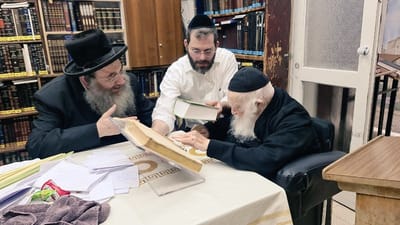 הרב מרדכי גנוט בעל הלוח המפורסם 'לוח דבר בעתו' מביא לרבן של ישראל את הלוח של השנה החדשה