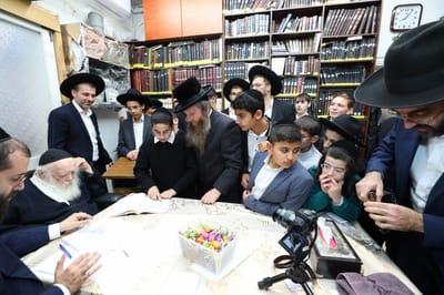 ביד עוסקי תורתך: ילדי ת"ת חפץ חיים זוכים לקבל שמן זית מרשכבה"ג מרן שר התורה שליט"א