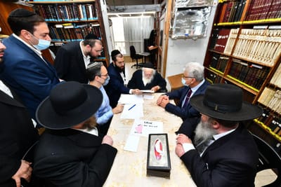 צפו - מהקודש פנימה: כך הורה רשכבה"ג מרן שר התורה ר' חיים קנייבסקי שליט"א “צריך לחסן ילדים”'