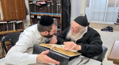 רבן של ישראל מבטל כל החששות ואומר להתפלל וללכת להתחסן - צפו