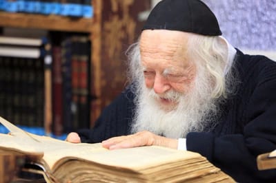 רשכבה"ג מרן שר התורה שליט"א בפסק מיוחד: על הנערים לצאת להתחסן