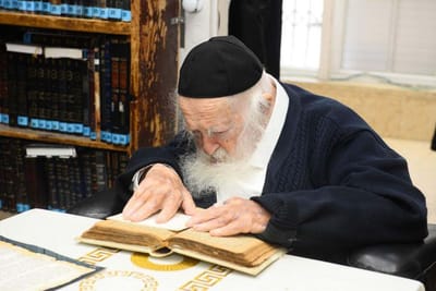 תיעוד מרשב"ם: רשכבה"ג מרן שר התורה שליט"א שקוע בלימוד בביתו