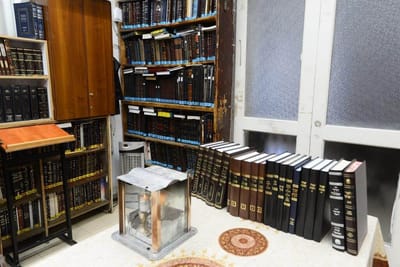 הצצה: הנר, הספרים והבית המיותם ברשב"ם