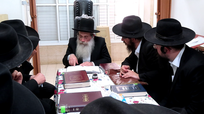 מסורת הדורות: הגר"ש שטינמן הקריא לרבני מכון דרך אמונה, דברי רשכבה"ג מרן שר התורה זיע"א כי בכל דור יש מנהיג הדור - צפו