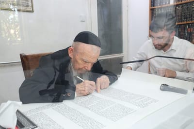 מוסדות 'דרך אמונה' הכניסו ספר תורה לחדרו של מרן שר התורה זיע"א