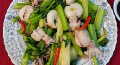 Cách làm mực xào cần tây thơm lừng, réo bụng