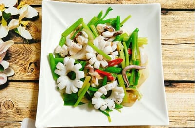 Cách xào mực tươi với cần tỏi tây đơn giản, nhanh chóng