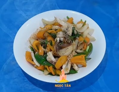 Hướng dẫn cách làm món mực xào ớt chuông giòn ngọt giản đơn