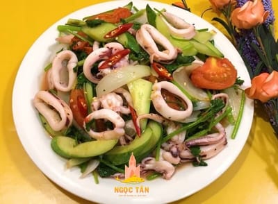 Mực xào cà chua ngọt ngọt, chua chua ăn cơm cực cuốn