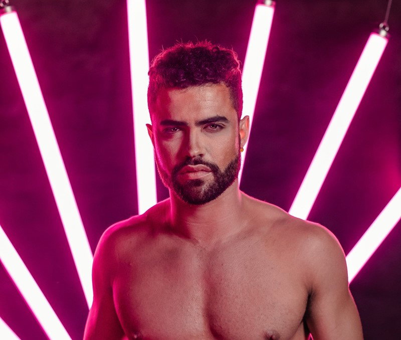 PIETTRO LANÇA ‘SIENTATE’ E REFORÇA REPRESENTATIVIDADE QUEER: "CANTAR TEMAS QUE SÃO TABUS PARA A SOCIEDADE"