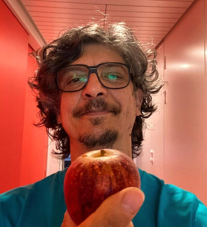 DIA DO BEIJO: PEDRO LUÍS FAZ ODE AO AMOR E EVOCA O DESEJO EM ‘A MAÇÃ E A BOCA’, COMPOSTA EM TRIPLA COLABORAÇÃO