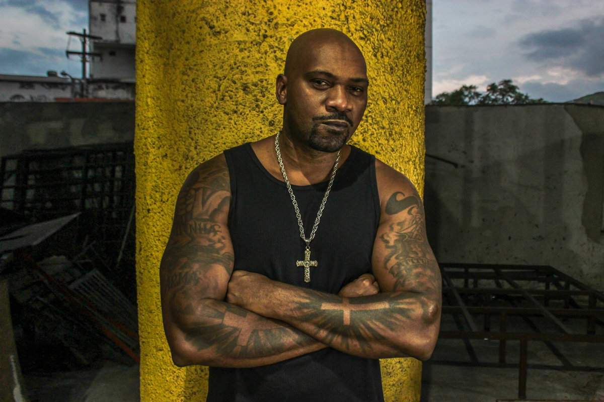 MV BILL EXPÕE CONTRASTE SOCIAL NO PAÍS EM NOVO ÁLBUM E DIZ: ‘DEVEMOS PARAR DE ESPERAR UMA SOLUÇÃO DO OUTRO’