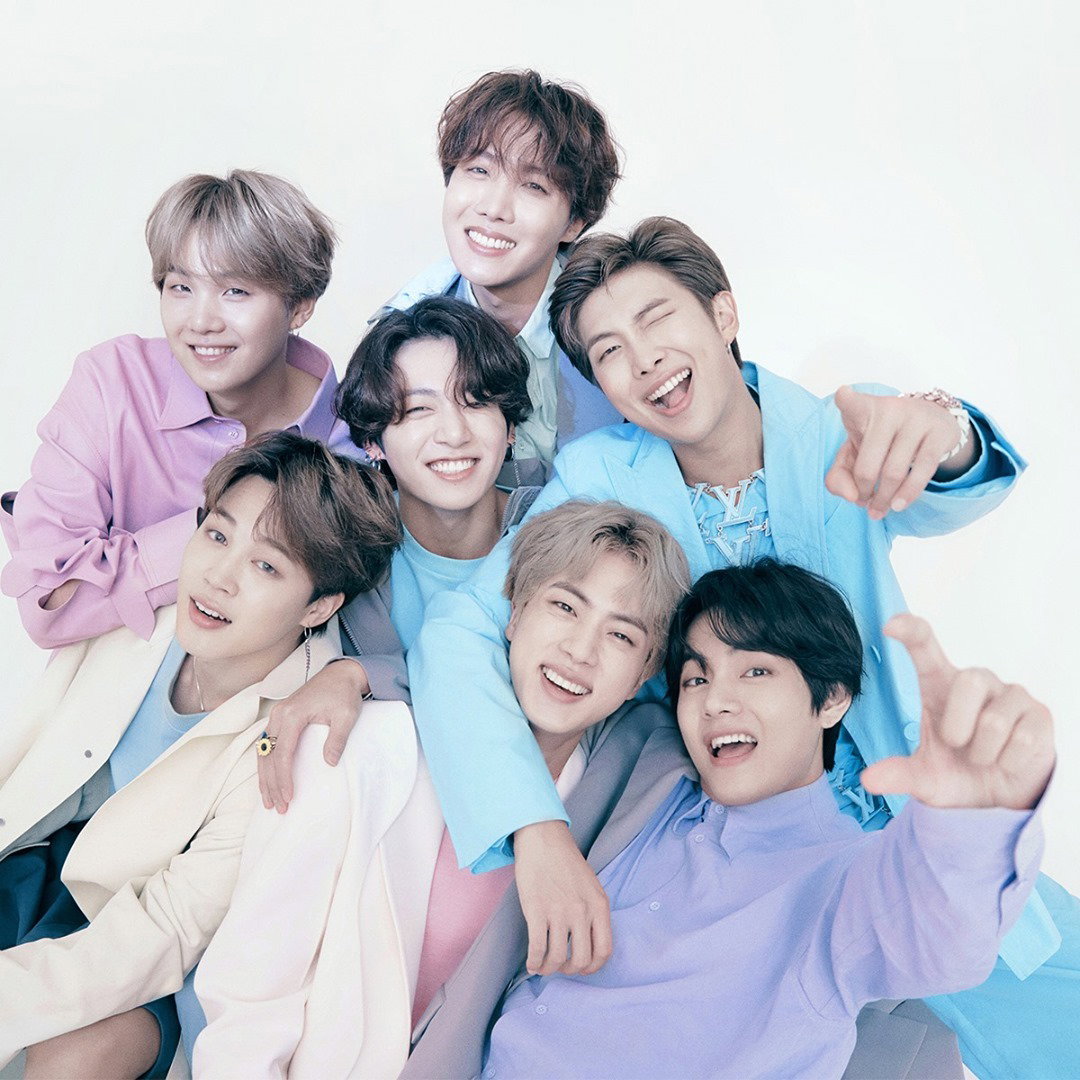 BTS, K-POP E A REVOLUÇÃO DA MODA: COMO A INFLUÊNCIA DE ÍDOLOS SUL-COREANOS ATINGIU AS TRADICIONAIS GRIFES DE LUXO