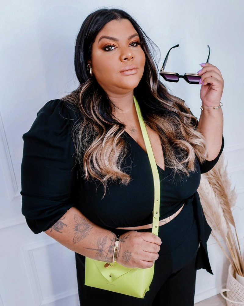 INFLUENCER PLUS SIZE ESCANCARA PRECONCEITO: 'BLOGUEIRA MAGRA PODE TER MARIDO QUE LARGA TUDO PARA TRABALHAR COM ELA, MAS SE FOR PRETA E GORDA, ELE É GIGOLÔ'