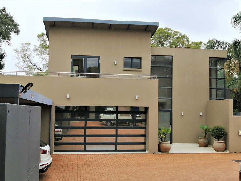 3 Bedroom Townhouse to Rent in Houghton Estate - R40 000