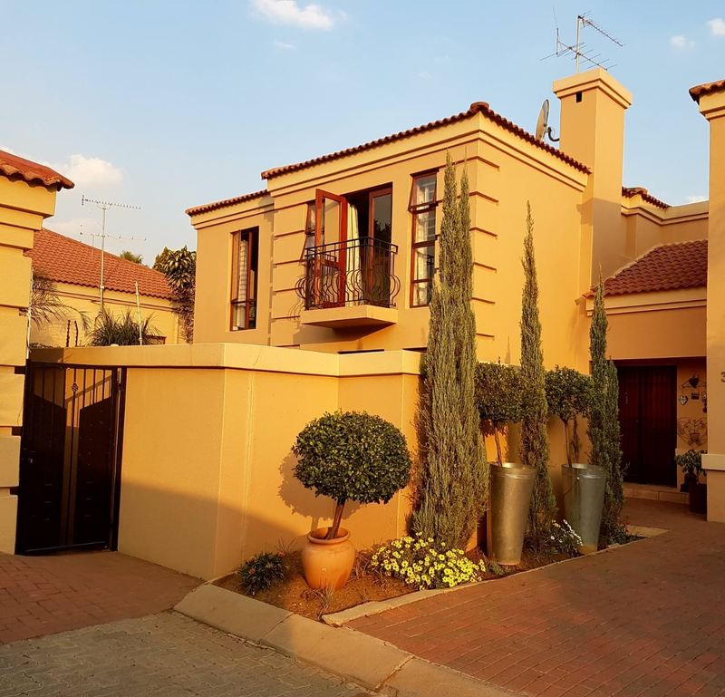 4 Bedroom Cluster For Sale In Sunninghill - R3 300 000