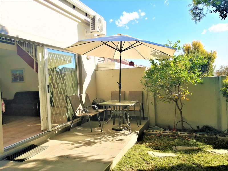 3 Bedroom Townhouse For Sale In Sunninghill - R1 399 000