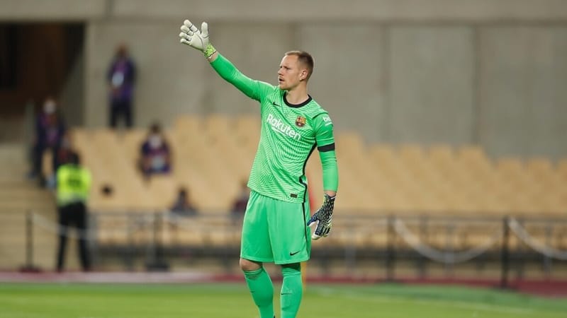 فريق يهنئ حارس مرمى برشلونة غداة هزيمته المدوية أمام غرناطة