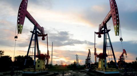 كورونا في الهند يهبط بأسعار النفط من أعلى مستوياتها في 6 أسابيع