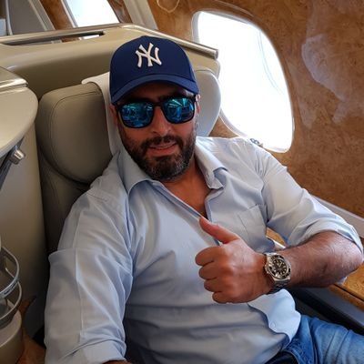 فنان سوري مشهور ينشر صورة له وهو يضع الأوكسجين ويطمئن محبيه