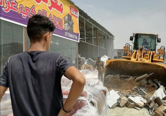 بالتزامن مع بدء تطبيق الحظر.. بلدية البصرة تباشر برفع التجاوزات بمنطقة العشار
