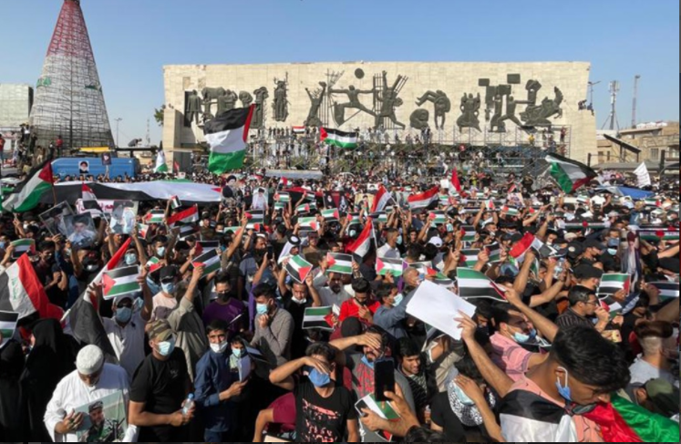بالصور.. المئات يتظاهرون وسط بغداد