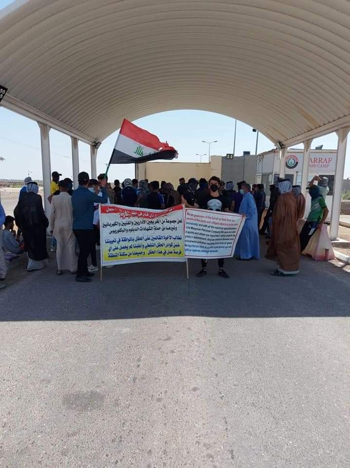 بالصور.. العشرات يعتصمون أمام حقل نفطي شمالي ذي قار