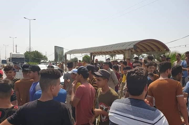 احتجاجاً على تردي الخدمات .. غاضبون يقطعون الطريق الرابط بين الديوانية والنجف