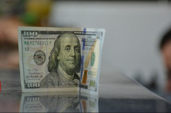 الدولار يتجه نحو خسائر أسبوعية رغم انحسار المخاوف