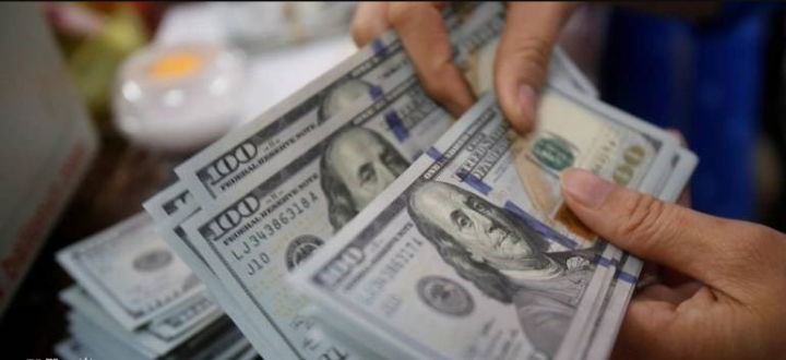 اقتصادي يكشف اسباب تغيير سعر صرف الدولار في الموازنة