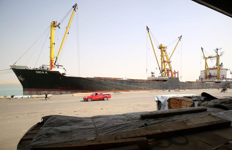 الموانئ العراقية توقف عملياتها البحرية جراء العاصفة الترابية