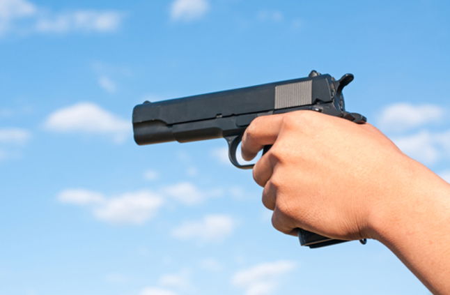 في بغداد.. مشاجرة بين موظفين تنتهي بالقبض عليهما واعتقال رجل أمن يطلق النار عشوائياً