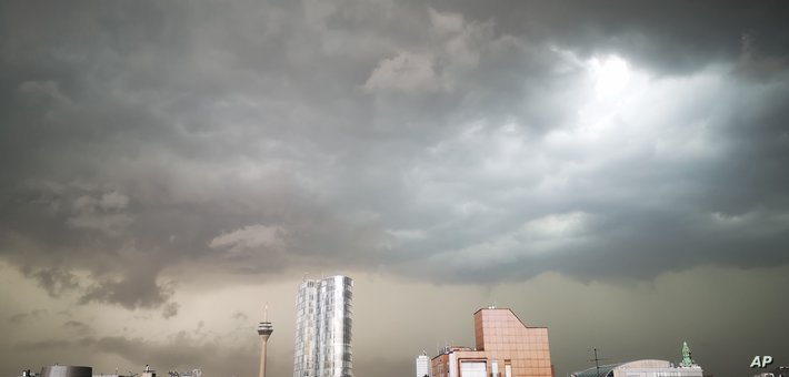 إصابة 30 شخصا على الاقل في اعصار ضرب مدينة غربي ألمانيا