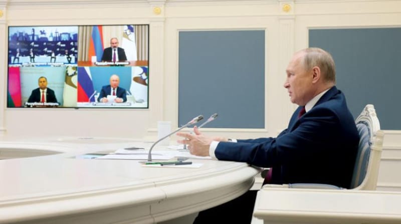 بوتين يلوح بقبضته في وجه «شرطي العالم»