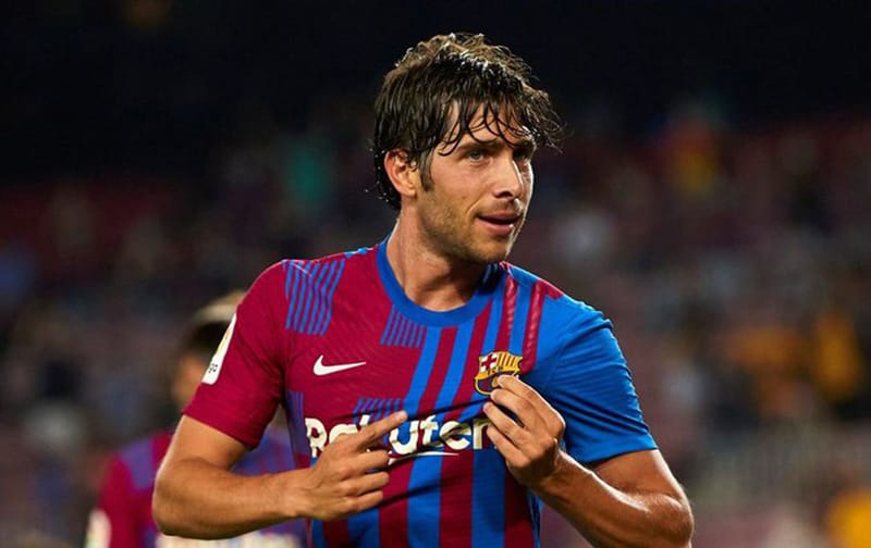 رسميا.. برشلونة يجدد عقد سيرجي روبيرتو