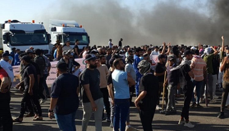 احتجاجا على “الأمن الغذائي”.. أصحاب العقود يقطعون طريق بغداد – البصرة