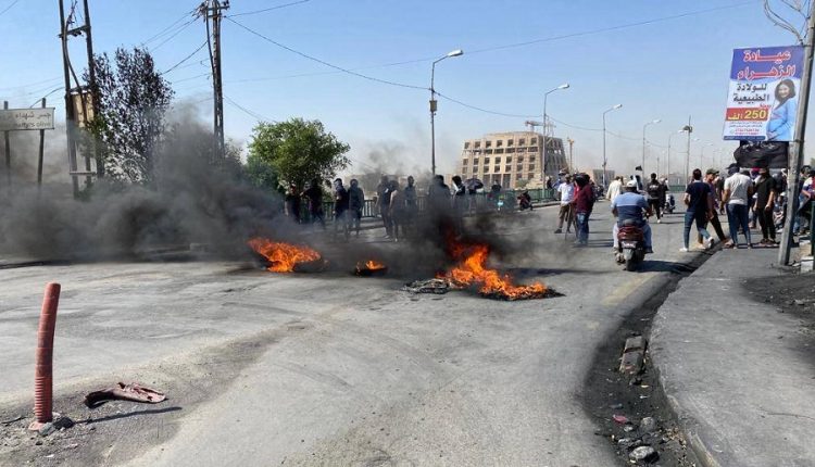 خريجون يقطعون جسرين رئيسيين وسط الناصرية