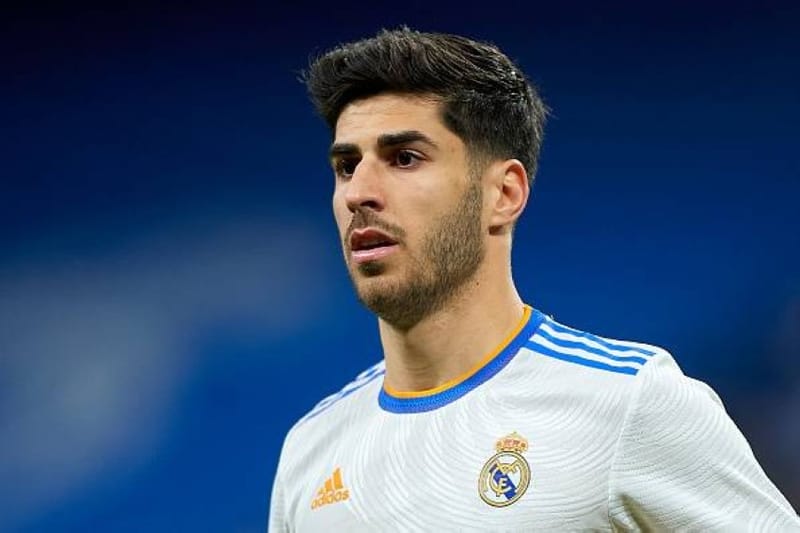 اسينسيو يشعل الصراع بين مانشستر يونايتد وليفربول