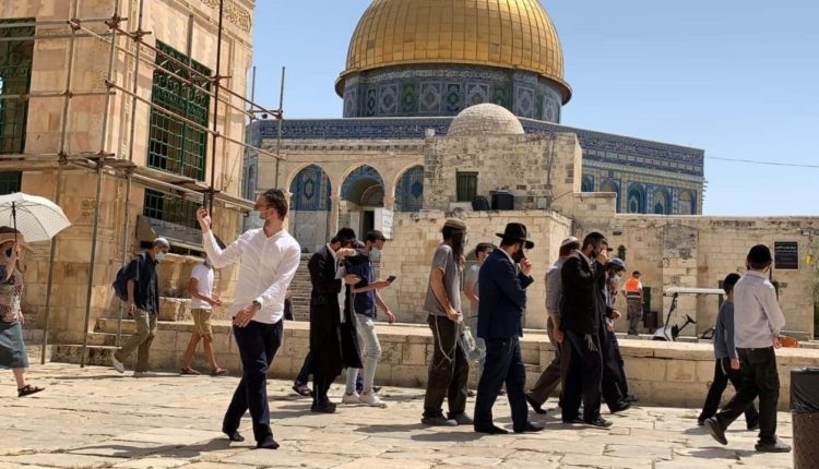 عشرات المستوطنين يقتحمون باحات المسجد الأقصى