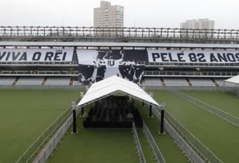 جثمان بيليه يصل إلى ستاد سانتوس