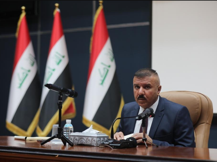 وزير الداخلية يوجه بحجز المركبات التي تحمل صفارات أو مكبرات صوت