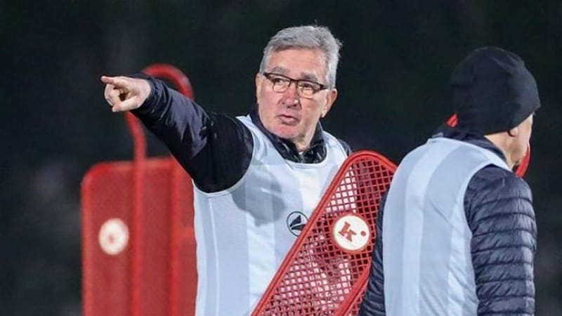 مدرب عمان: العراق منتخب قوي.. أجواء "خليجي 25" أشبه بكأس العالم