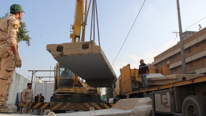 رفع الحواجز الكونكريتية من مداخل ومخارج نفق الزيتون وسط بغداد