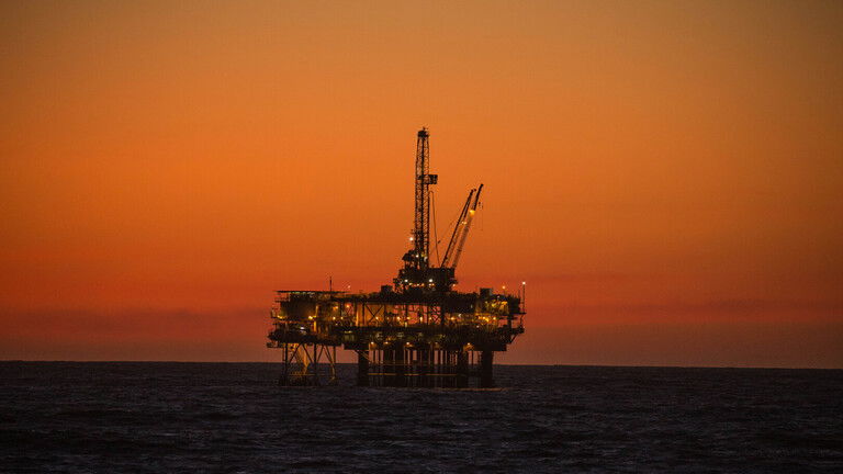 أسعار النفط ترتفع وبرميل برنت يسجل 82.74 دولاراً