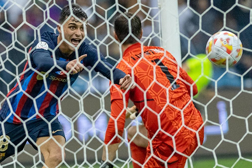 برشلونة يسحق ريال مدريد ويتوج بكأس السوبر الاسباني