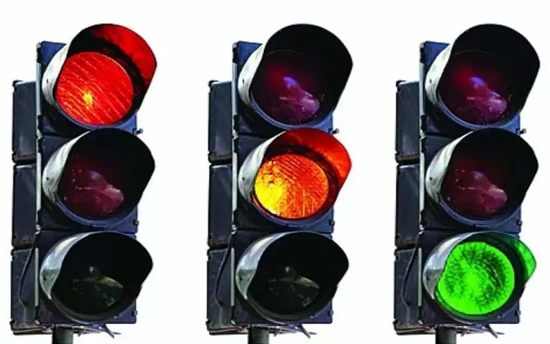 المرور تعلن عزمها تحويل عمل الاشارات الضوئية للطاقة الشمسية بدلا من الكهربائية