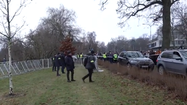 متطرف يحرق نسخة من القرآن الكريم أمام السفارة التركية في السويد وسط حماية كبيرة من الشرطة