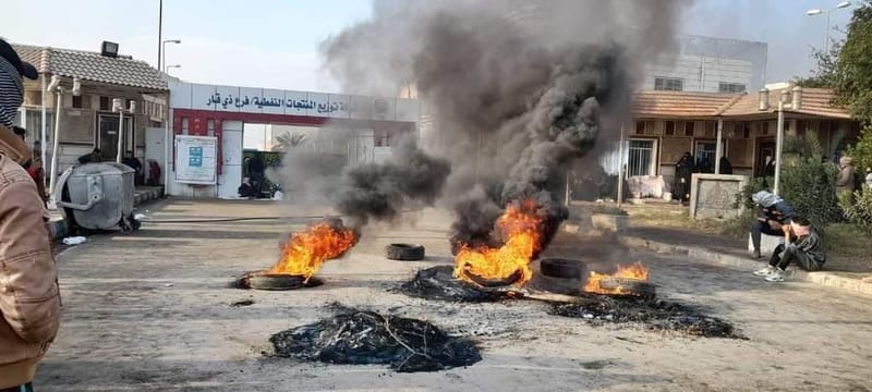 خريجون يغلقون دائرة المنتجات النفطية في ذي قار